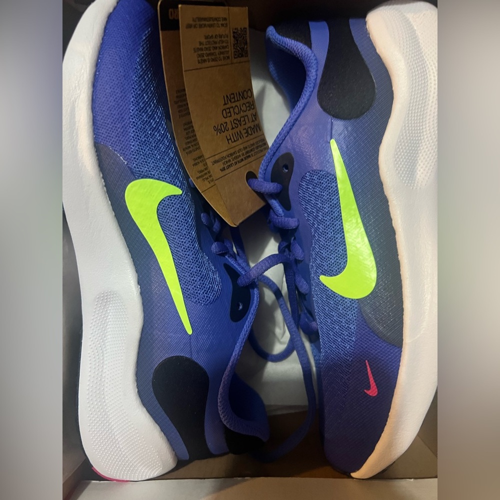NWT Nike Revolution 7 Big Kids' Running Shoes
Size 3Y